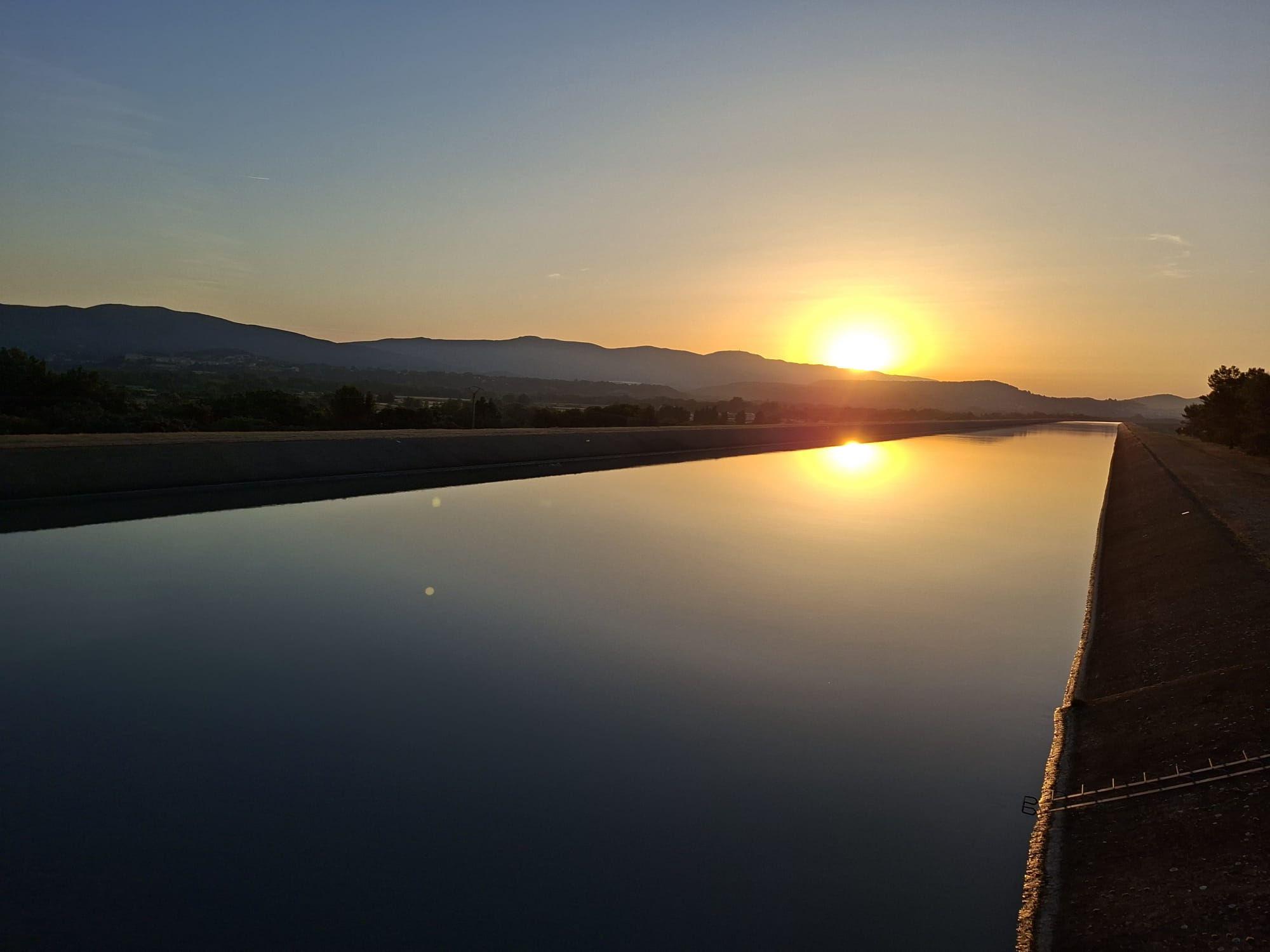 Lever de soleil sur le Canal de Provence près de Mallemort