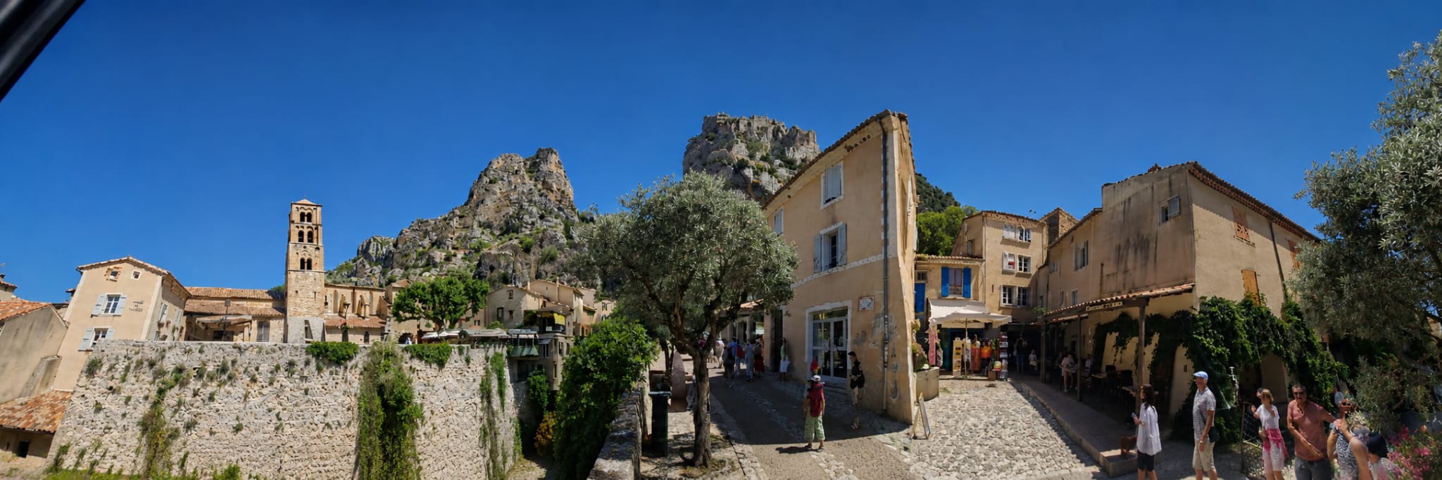 Une ruelle fleurie à Moustiers-Sainte-Marie